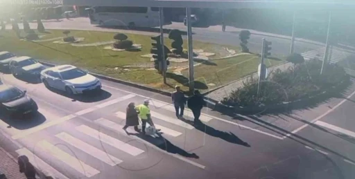 Trafik polisinden örnek davranış