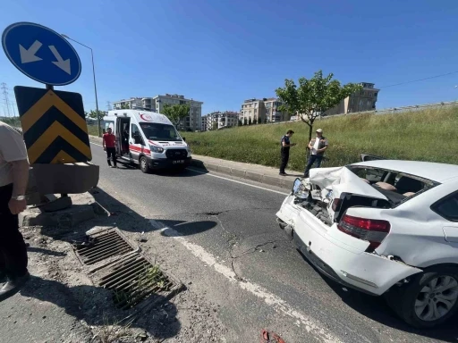 Trafik polisinden &ouml;rnek davranış: S&uuml;r&uuml;c&uuml;lerin g&uuml;venliği i&ccedil;in s&uuml;p&uuml;rgeyle yolu s&uuml;p&uuml;rd&uuml;
