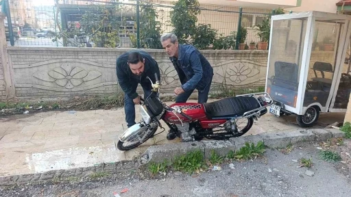 Trafik polisini g&ouml;r&uuml;nce motosikleti bırakıp ka&ccedil;tı
