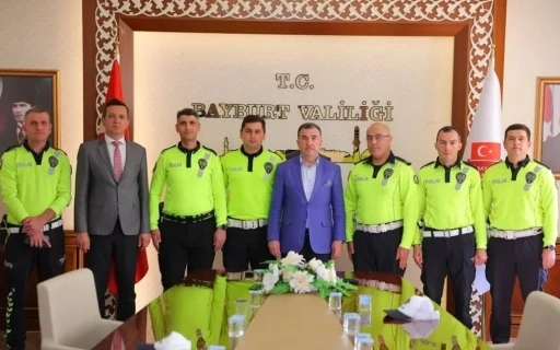 Trafik polisleri başarı belgesiyle ödüllendirildi

