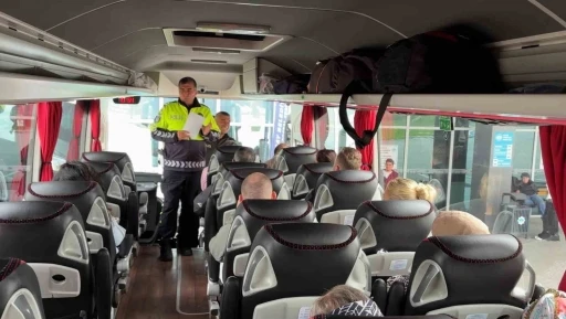 Trafik polisleri otogarda s&uuml;r&uuml;c&uuml; ve yolcuları uyarıyor
