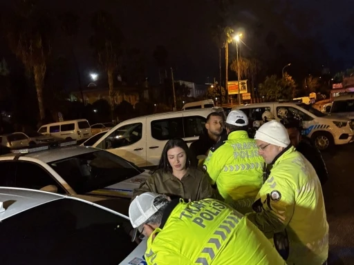 Trafik uygulamasında alkoll&uuml; &ccedil;ıktı, gazeteciye saldırdı
