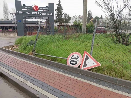Trafik ve yol levhalarının onarımı yapılıyor
