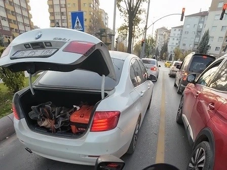 Trafikte bagajı açık kalan aracın yardımına motosiklet sürücüsü yetişti
