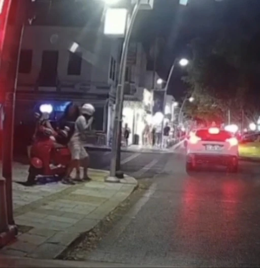 Trafikte birbirlerine girdiler: O anlar kamerada
