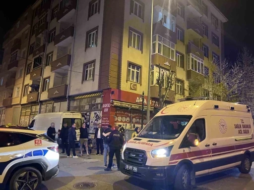 Trafikte garip olay: Taksiciye kızan yaya &ccedil;ılgına d&ouml;nd&uuml;
