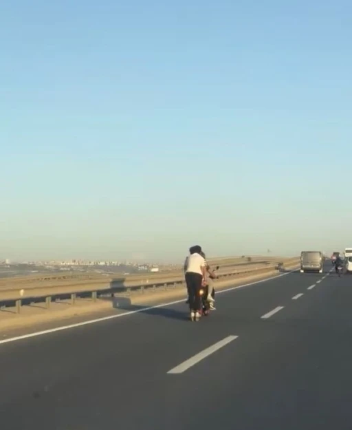 Trafikte motosiklete tutunarak ilerleyen patenli genç yürekleri ağza getirdi
