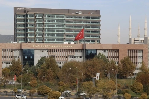 Trafikte "&ouml;n&uuml;me ge&ccedil;tin" kavgası cinayetle sonu&ccedil;landı: Sanıklar ilk kez hakim karşısına &ccedil;ıktı
