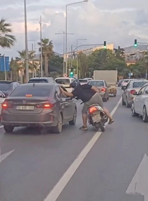 Trafikte tartışma büyüdü: Motosikletli sürücü otomobile vurdu
