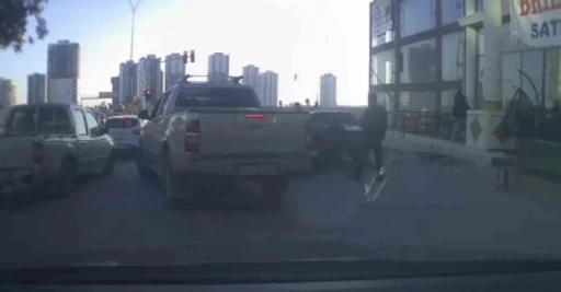 Trafikte tartıştıkları kişinin aracına sopa ve sandalyelerle saldırdılar
