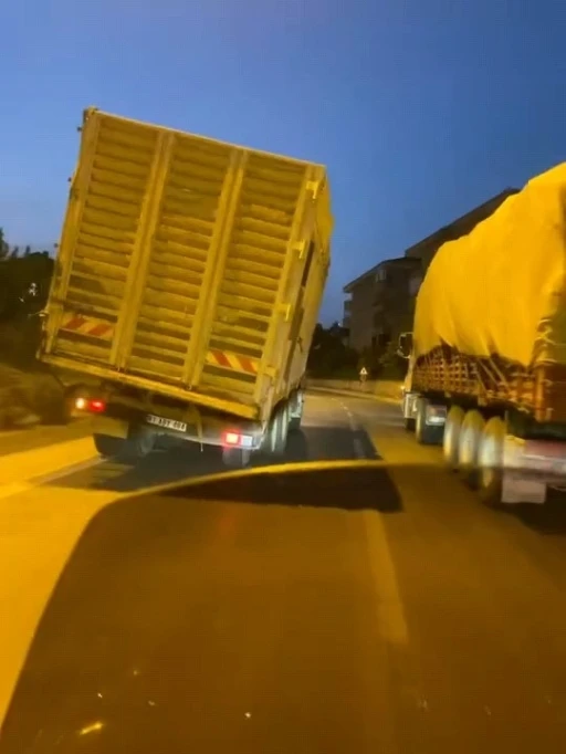 Trafikte tehlike saçan kamyon

