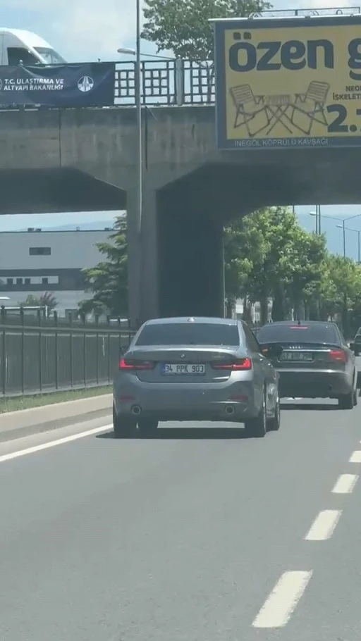 Trafikte tehlikeli seyreden s&uuml;r&uuml;c&uuml;ye 22 bin lira ceza
