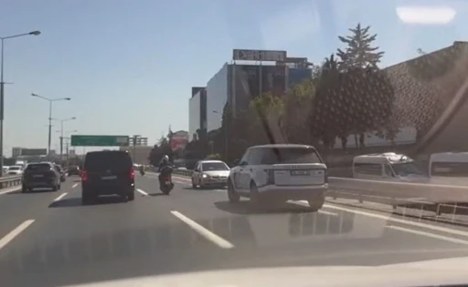 Trafikte ters yönde geri geri giden araç kamerada
