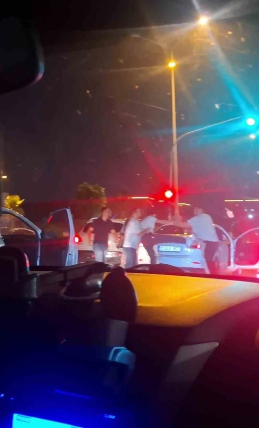 Trafikte yaşanan tekmeli, yumruklu kavgayı ayırmaya &ccedil;alışan kadının zor anları kamerada

