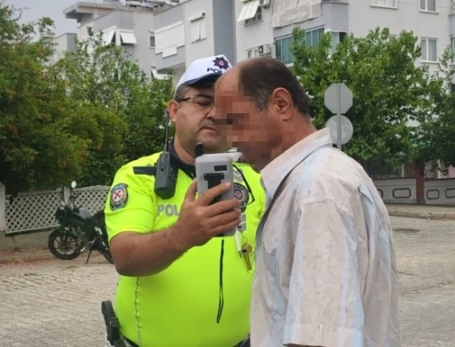 Trafikte zikzak &ccedil;izerek ilerledi, hem alkoll&uuml; hem firari &ccedil;ıktı
