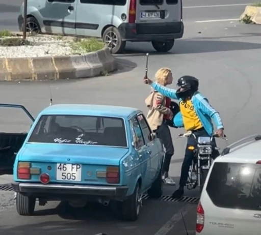 Trafikteki kavga kamerada: Öfkeli sürücü otomobilin camını kırdı
