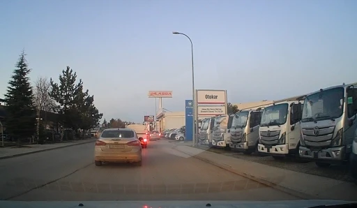 Trafikten ka&ccedil;mak i&ccedil;in kaldırımı yol yaptı
