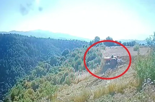Trakt&ouml;r altında kalan &ccedil;ift&ccedil;inin hayatını kaybettiği kaza anı g&uuml;venlik kamerasında
