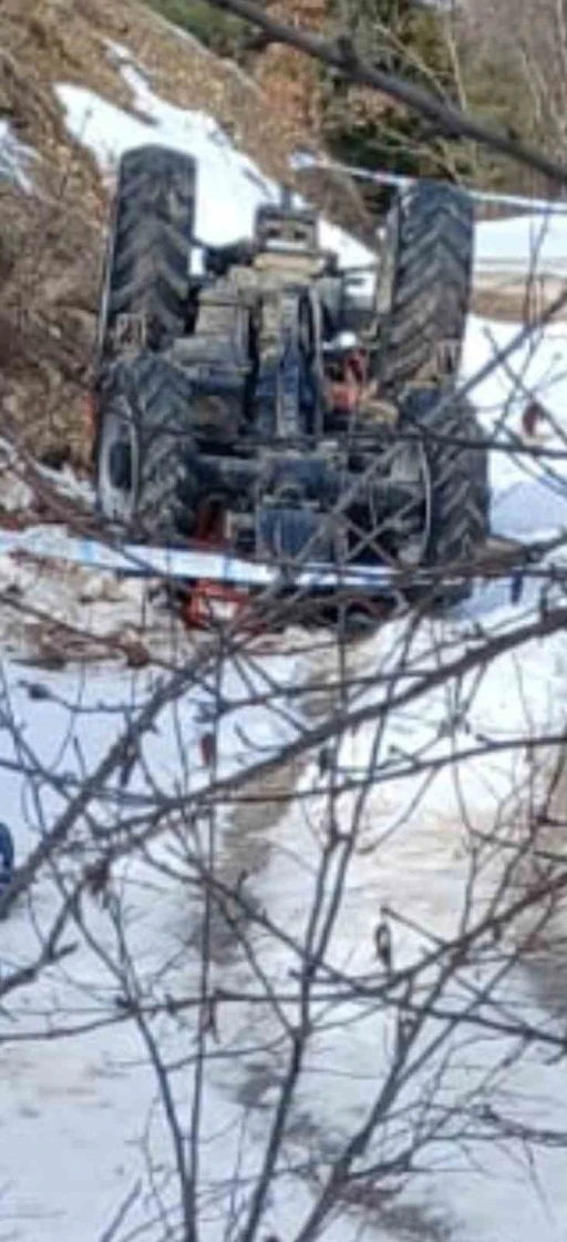 Trakt&ouml;r devrildi, k&ouml;y muhtarı hayatını kaybetti
