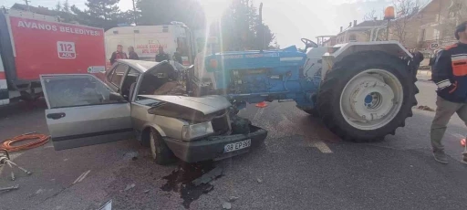 Traktör ile otomobil çarpıştı 1 ölü, 3 yaralı
