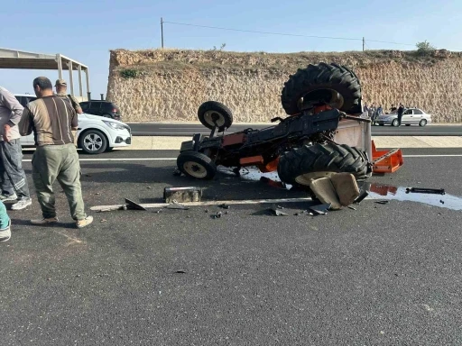 Traktör ile otomobil çarpıştı: 3 yaralı
