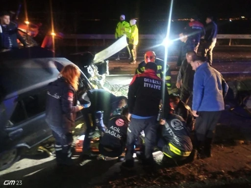 Trakt&ouml;r ile otomobilin &ccedil;arpıştığı kazada 3 kişi yaralandı
