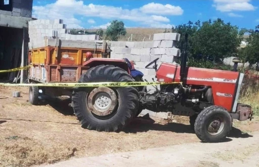 Trakt&ouml;r r&ouml;morkundan d&uuml;şen adam hayatını kaybetti
