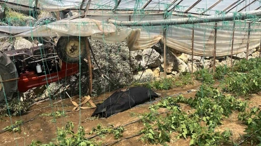 Trakt&ouml;r yol kenarındaki seraya devrildi: 1 &ouml;l&uuml;

