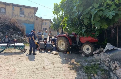 Trakt&ouml;rden d&uuml;şen s&uuml;r&uuml;c&uuml; hayatını kaybetti
