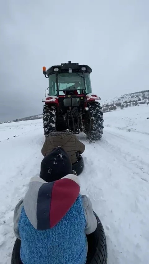 Traktöre bağladıkları lastiklerle kayak keyfi yaptılar
