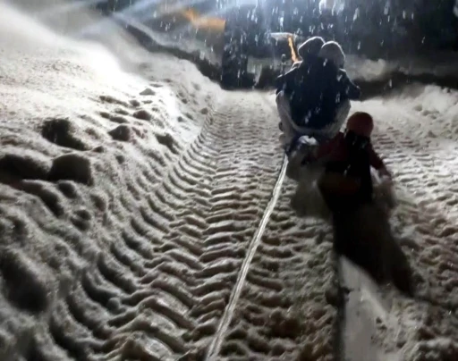 Trakt&ouml;re bağlanan kızaklarla g&uuml;n boyu kayak yaptılar
