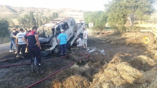 Traktöre yüklenen saman balyaları alev aldı, ticari araç küle döndü
