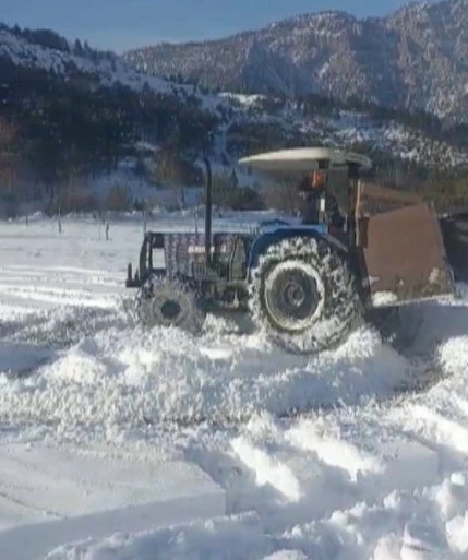 Trakt&ouml;rlerle tarlada kar drifti
