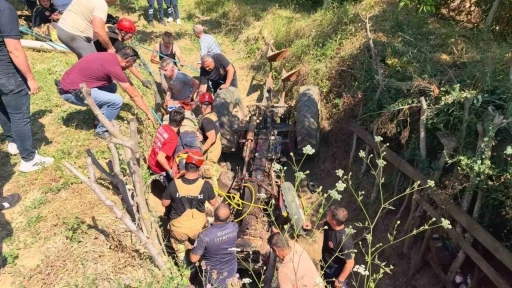 Trakt&ouml;r&uuml;n altında kalan adam ağır yaralandı
