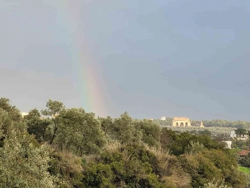 Tralleis&rsquo;ten kente uzanan g&ouml;k kuşağı kartpostallık g&ouml;r&uuml;nt&uuml;ler oluşturdu
