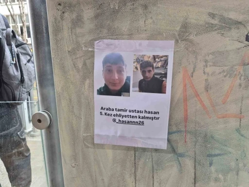 Tramvay durağına yapıştırılan ilgin&ccedil; kağıt dikkat &ccedil;ekti

