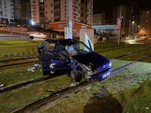 Tramvay yoluna giren otomobil direğe &ccedil;arparak durabildi: 1 yaralı
