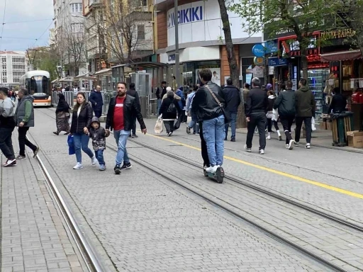 Tramvay yolunda aynı scooter’a binen 2 kişi önlerine gelene zil çaldı
