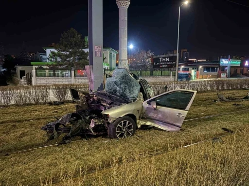 Tramvay yolundaki direğe &ccedil;arpan otomobil kağıt gibi b&uuml;k&uuml;ld&uuml;: 1 yaralı
