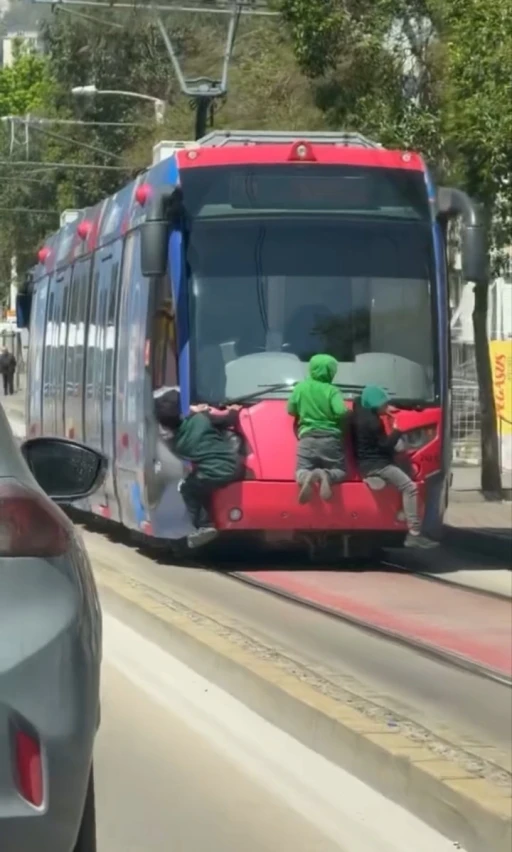 Tramvayın arkasına tutunan &ccedil;ocuklar y&uuml;rekleri ağza getirdi
