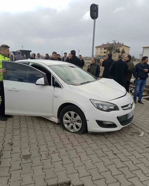 Tren hemzemin ge&ccedil;itte araca &ccedil;arptı: 3 yaralı
