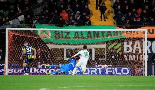 Trendyol S&uuml;per Lig: Alanyaspor: 2 - Fenerbah&ccedil;e: 1 (İlk yarı)
