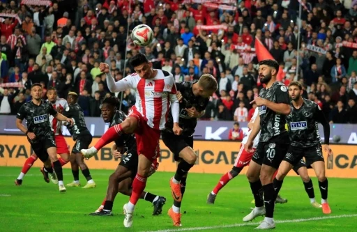 Trendyol S&uuml;per Lig: Antalyaspor: 0 - Corendon Alanyaspor: 0 (İlk yarı)
