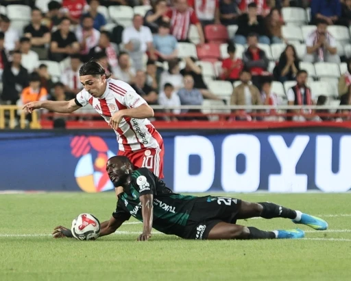 Trendyol S&uuml;per Lig: Antalyaspor: 0 - Kocaelispor: 0 (İlk yarı)
