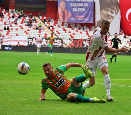 Trendyol Süper Lig: Antalyaspor: 1 - Alanyaspor: 1 (İlk yarı)
