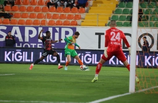 Trendyol S&uuml;per Lig: Corendon Alanyaspor: 0 - Gen&ccedil;lerbirliği: 0 (İlk yarı)
