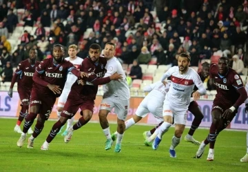 Trendyol Süper Lig: E.Y. Sivasspor: 2 Trabzonspor: 2 (İlk yarı)
