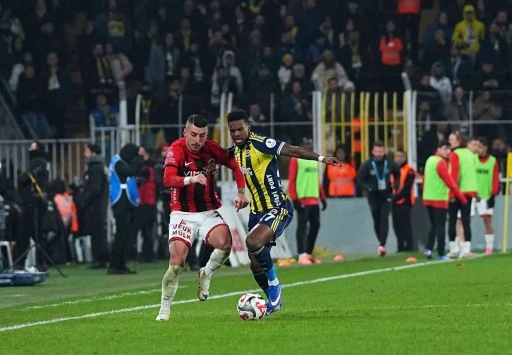 Trendyol S&uuml;per Lig: Fenerbah&ccedil;e: 3 - Gen&ccedil;lerbirliği: 1 (Ma&ccedil; sonucu)
