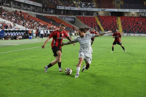 Trendyol Süper Lig: Gaziantep FK: 0 - Kocaelispor: 0 (İlk yarı)
