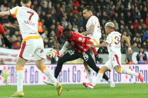 Trendyol S&uuml;per Lig: Gen&ccedil;lerbirliği: 0 - Galatasaray: 2 (İlk yarı)
